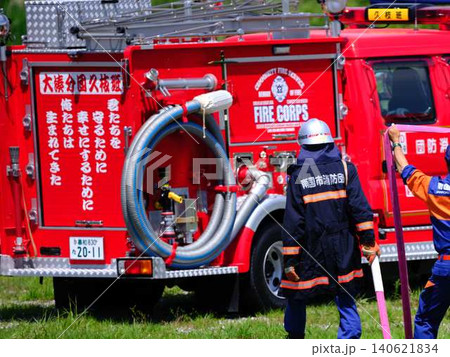 消防訓練をする消防士 出初式 火事 消防訓練をする消防士 出初式 火事 140621834