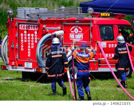 消防訓練をする消防士　出初式　火事 140621835