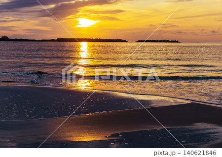 山形県鶴岡市 湯野浜温泉の夕日 山形県鶴岡市 湯野浜温泉の夕日 140621846