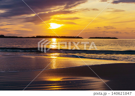 山形県鶴岡市 湯野浜温泉の夕日 山形県鶴岡市 湯野浜温泉の夕日 140621847