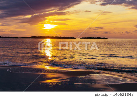 山形県鶴岡市　湯野浜温泉の夕日 140621848
