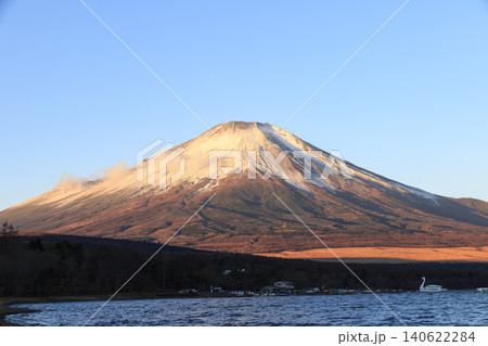 山中湖から見た冬の晴れた空と子抱き紅逆さ紅 山中湖から見た冬の晴れた空と子抱き紅逆さ紅 140622284