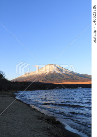 山中湖から見た冬の晴れた空と子抱き紅逆さ紅 山中湖から見た冬の晴れた空と子抱き紅逆さ紅 140622286