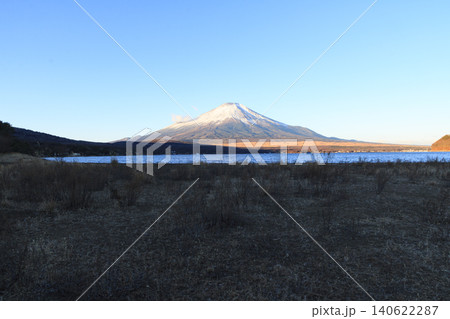 山中湖から見た冬の晴れた空と子抱き紅逆さ紅 山中湖から見た冬の晴れた空と子抱き紅逆さ紅 140622287