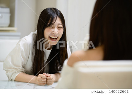 リビングで会話をする日本人女性 140622661