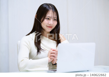自宅でパソコン作業をする日本人女性 140622662