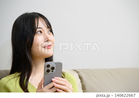 スマートフォンを操作する日本人女性 スマートフォンを操作する日本人女性 140622667