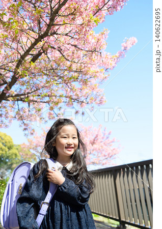 桜の下でランドセルを背負って笑顔でポーズをとる日本人の女の子 桜の下でランドセルを背負って笑顔でポーズをとる日本人の女の子 140622695