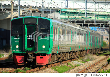 貫通型先頭車を先頭に走る特急「みどり」(JR九州 783系) 貫通型先頭車を先頭に走る特急「みどり」(JR九州 783系) 140622731