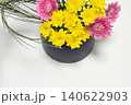 菊とガーベラと行李柳の初秋のいけばな　背景素材 140622903
