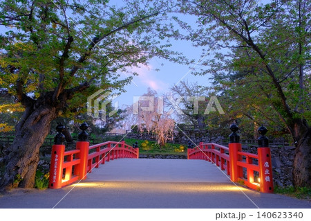 弘前城の鷹丘橋の夜景 弘前城の鷹丘橋の夜景 140623340