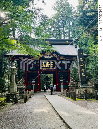 木々に囲まれた神社の社殿 木々に囲まれた神社の社殿 140623470
