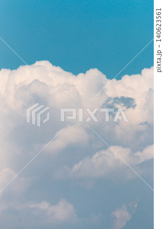 夏の青空と湧き上がる白い入道雲(縦位置) 夏の青空と湧き上がる白い入道雲(縦位置) 140623561