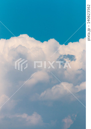 夏の青空と湧き上がる白い入道雲(縦位置) 夏の青空と湧き上がる白い入道雲(縦位置) 140623562