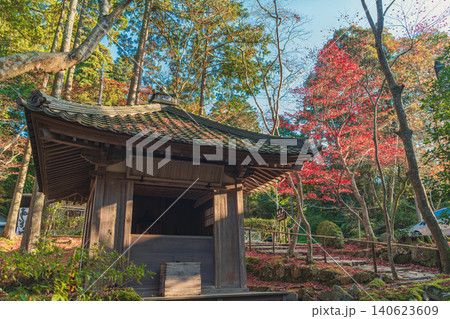 滋賀湖東三山 金剛輪寺 西谷堂の秋景色 滋賀湖東三山 金剛輪寺 西谷堂の秋景色 140623609