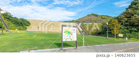 鳥取県 殿ダム ロックフィルダムの堤体と芝生広場の風景※作品コメント欄に撮影位置 鳥取県 殿ダム ロックフィルダムの堤体と芝生広場の風景※作品コメント欄に撮影位置 140623655
