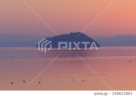 琵琶湖と竹生島の暮色の風景 140623861