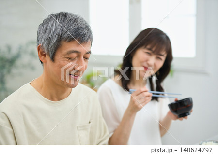 美味しそうに朝食を食べる60代の夫婦 美味しそうに朝食を食べる60代の夫婦 140624797