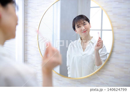 歯磨きをするシニアの女性 歯磨きをするシニアの女性 140624799
