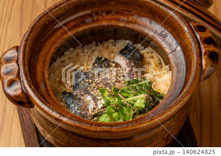 酢締めした鯖の程よい酸味と旨味が広がる贅沢な釜飯 酢締めした鯖の程よい酸味と旨味が広がる贅沢な釜飯 140624825