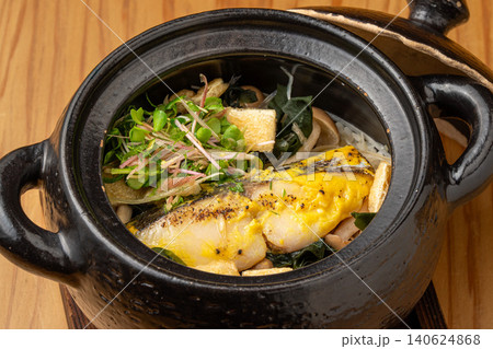 ふっくらと炊き上げた鰆の身が上品な季節の釜飯 ふっくらと炊き上げた鰆の身が上品な季節の釜飯 140624868