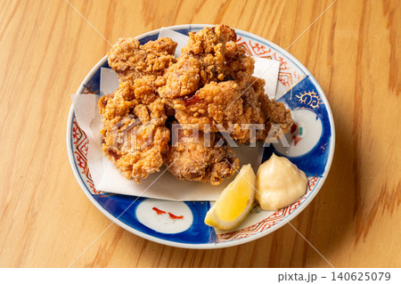 カラッと揚げたて、肉汁溢れるジューシーな鳥の唐揚げ カラッと揚げたて、肉汁溢れるジューシーな鳥の唐揚げ 140625079