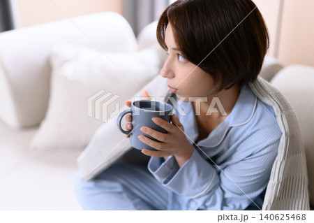 マグカップを持つ女性 マグカップを持つ女性 140625468
