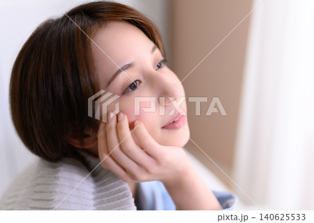頬杖をついて遠くを見つめる女性 頬杖をついて遠くを見つめる女性 140625533