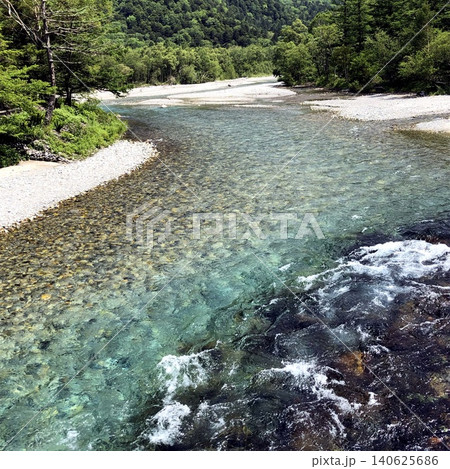 エメラルドグリーンに輝く清流と豊かな森林風景 140625686