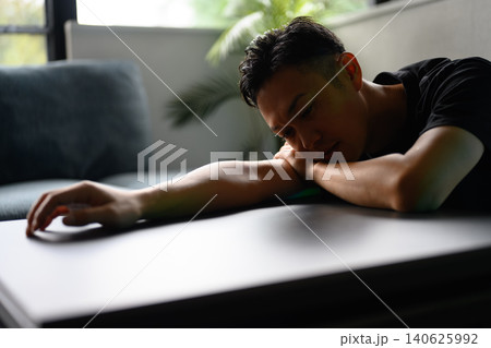 机に伏せる若い日本人男性 机に伏せる若い日本人男性 140625992