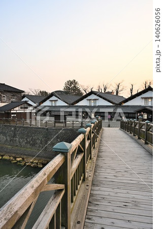 山居橋から望む山居倉庫と新井田川(山形県酒田市) 山居橋から望む山居倉庫と新井田川(山形県酒田市) 140626056