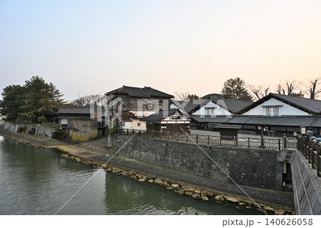 山居橋から望む山居倉庫と新井田川(山形県酒田市) 山居橋から望む山居倉庫と新井田川(山形県酒田市) 140626058