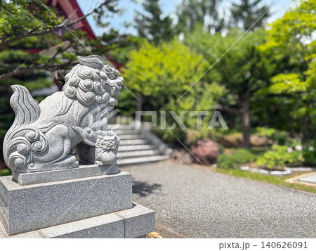 上手稲神社の狛犬越しに見る境内　札幌市西区 140626091