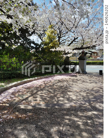 春の夜宮公園　桜並木入口の待ち合わせ広場（イラスト風） 140626202
