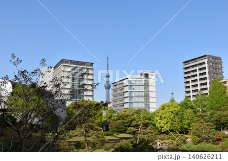 スカイツリーと東京の高層ビルを望む旧安田庭園 スカイツリーと東京の高層ビルを望む旧安田庭園 140626211