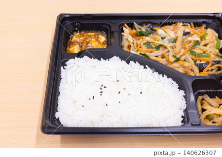 美味しい肉野菜炒めの中華弁当 140626307