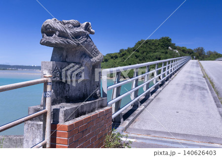 沖縄県うるま市 藪地島へと架かる藪地大橋の親柱と龍の石彫 沖縄県うるま市 藪地島へと架かる藪地大橋の親柱と龍の石彫 140626403