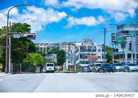 青空が広がる北中城村・安谷屋の坂道と道路景観 青空が広がる北中城村・安谷屋の坂道と道路景観 140626407