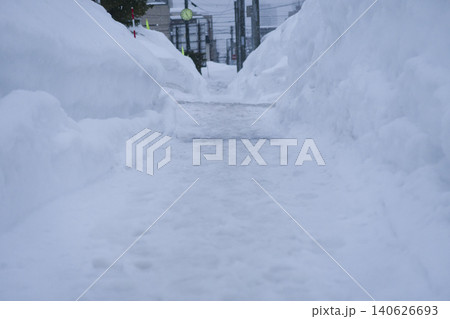 積雪の多い歩道 積雪の多い歩道 140626693