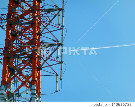 鉄塔のクローズアップと青空に伸びる飛行機雲 鉄塔のクローズアップと青空に伸びる飛行機雲 140626782