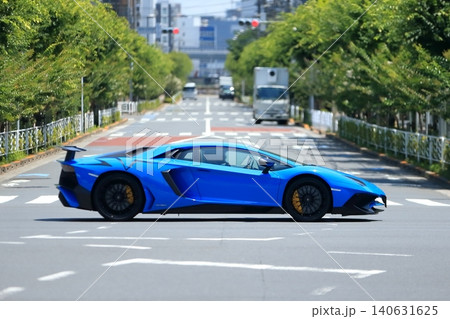 市街地を走行中の青いイタリア製のスポーツカー 市街地を走行中の青いイタリア製のスポーツカー 140631625
