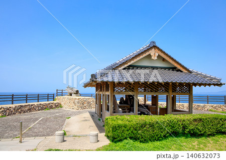 〈島根県〉手引ヶ浦台場公園 東屋と大砲のレプリカ 〈島根県〉手引ヶ浦台場公園 東屋と大砲のレプリカ 140632073