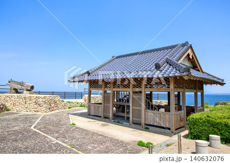 〈島根県〉手引ヶ浦台場公園　東屋の中の大砲のレプリカ 140632076