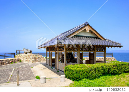 〈島根県〉手引ヶ浦台場公園 東屋と大砲のレプリカ 〈島根県〉手引ヶ浦台場公園 東屋と大砲のレプリカ 140632082