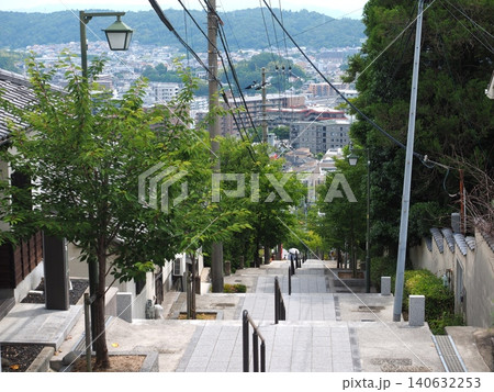 初夏の生駒山・宝山寺参道から見下ろす美しい石段と街並み 初夏の生駒山・宝山寺参道から見下ろす美しい石段と街並み 140632253