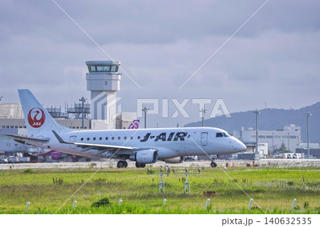 夕暮れの仙台空港 タキシング中の飛行機 宮城県名取市 夕暮れの仙台空港 タキシング中の飛行機 宮城県名取市 140632535