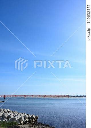阿賀野川と新潟空港の進入灯(新潟県新潟市東区) 阿賀野川と新潟空港の進入灯(新潟県新潟市東区) 140632575