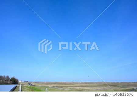 阿賀野川と新潟空港の進入灯(新潟県新潟市東区) 阿賀野川と新潟空港の進入灯(新潟県新潟市東区) 140632576