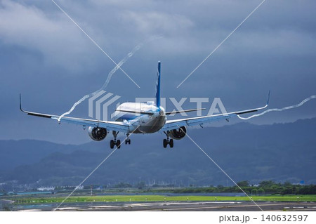 夕暮れの仙台空港　着陸中の飛行機　宮城県名取市 140632597