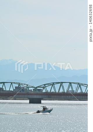 阿賀野川を行く船と松浜橋(新潟県新潟市東区) 阿賀野川を行く船と松浜橋(新潟県新潟市東区) 140632698